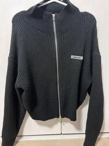 EMODA 블랙 리브 니트 하이넥 지퍼