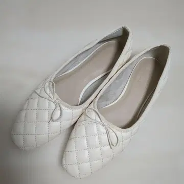 화이트 퀼팅 플랫슈즈 M