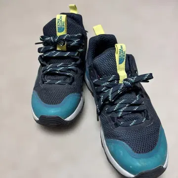 THE NORTH FACE FUTURELIGHT 스니커즈 / 블랙