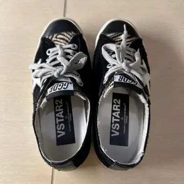 골든구스 VSTAR2 송치 제브라 패턴 스니커즈