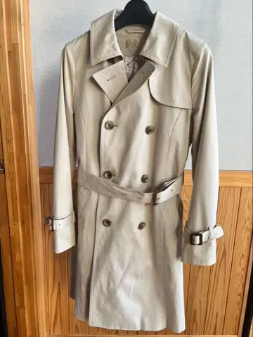 베이지 더블 브레스트 트렌치코트
