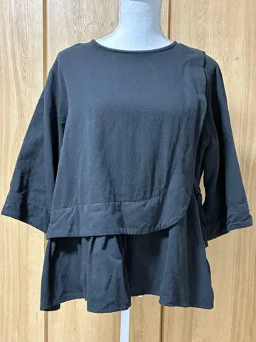 플레어 디자인 블랙 반팔 상의