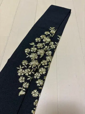 이치쿠라 블랙 골드 자수 꽃무늬 레이어트 카라