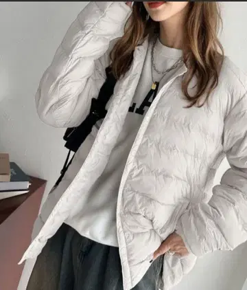 사로잡는 가볍고 포근한 감촉. 소매 자수 슈퍼 라이트 패딩 자켓