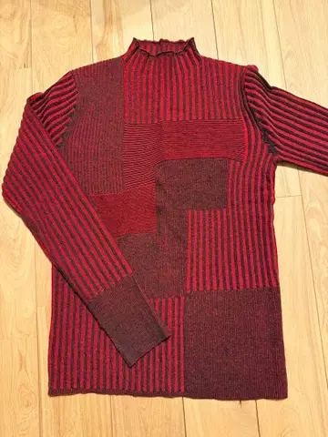 빨간색과 검은색 스트라이프 하이넥 니트