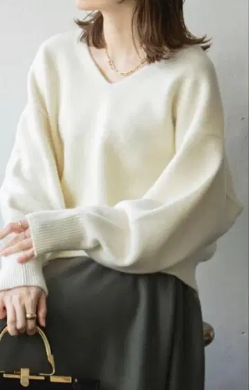 NOBLE CA/W 숏 V넥 풀오버 캐시미어 혼방 니트