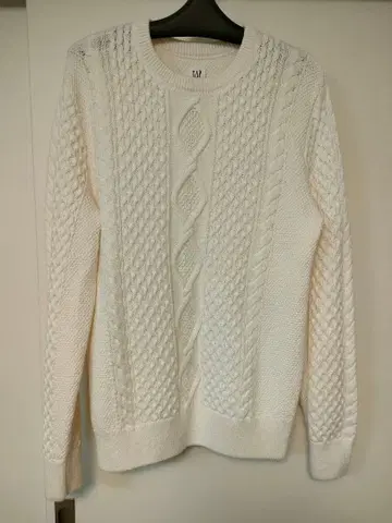 화이트 케이블 니트 스웨터