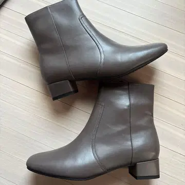 그레이 가죽 앵클부츠 지퍼 포함