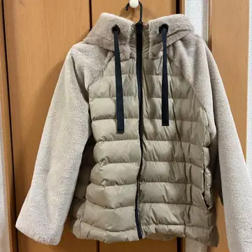 후드 부착 베이지 다운 자켓