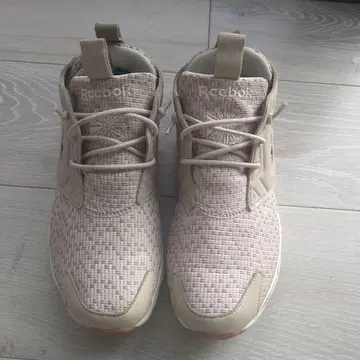 Reebok 베이지 스니커즈 23.5cm