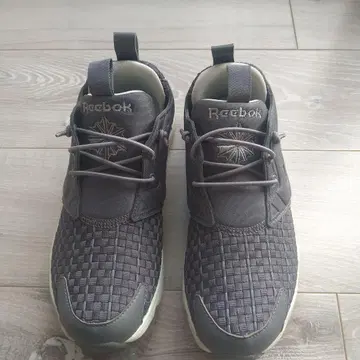 Reebok 그레이 스니커즈 23.5cm