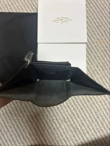 CALEE 천연 가죽 블랙 3단 폴더형 지갑