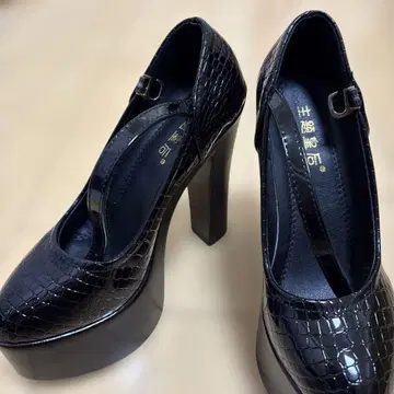 블랙 에나멜 하이힐 새상품급