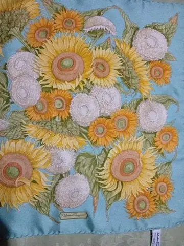 페라가모 새상품급 미니 스카프 40 x 40 실크 해바라기 무늬