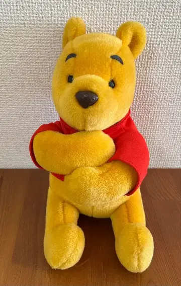 곰돌이 푸 팔에 안기는 봉제 인형