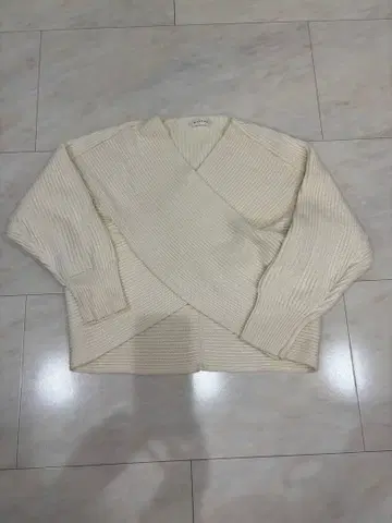 이데알루체 크로스 니트