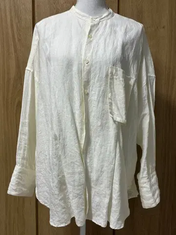 화이트 긴팔 셔츠 버튼 포함