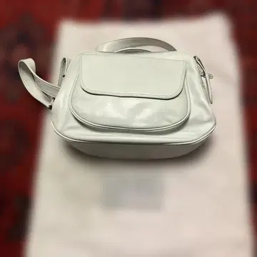 하자품 화이트 숄더백 LIBERTE