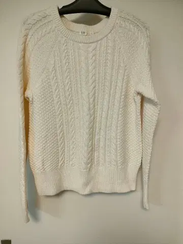 화이트 케이블 짜임 니트 스웨터