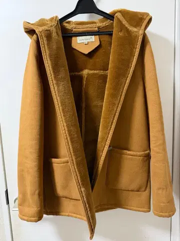 페이크 무스탕 후드 부착 더플 코트