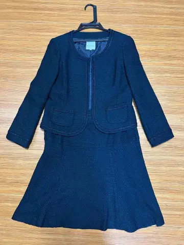 네이비 자켓과 스커트 세트