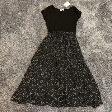 Couture Brooch 블랙 화이트 도트 무늬 반팔 롱 원피스