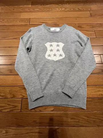 AKM 그레이 별 자수 크루넥 니트