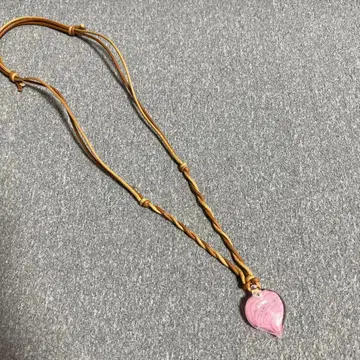 핑크 하트형 유리 목걸이