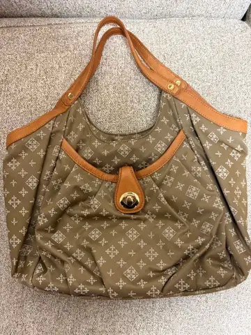 러셋 모노그램 패턴 핸드백 브라운 계열