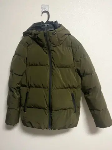 올리브 그린 후드 부착 다운 자켓
