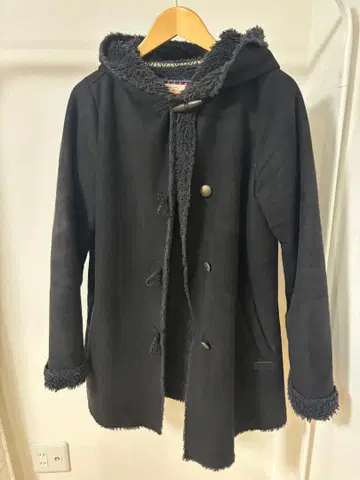 후드 부착 블랙 무스탕 코트