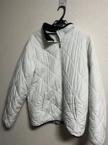 화이트 퀼팅 다운 자켓