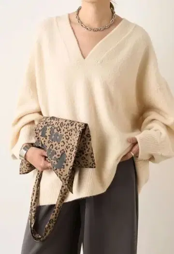 택 포함 새상품 [ SHENERY ] 웨이브 넥 니트 ( ivory )