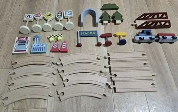 나무 완구 기차 레일 표지판