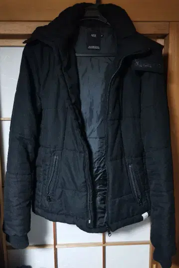 블랙 후드 부착 다운 자켓