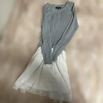 그레이 니트 스웨터 화이트 스커트