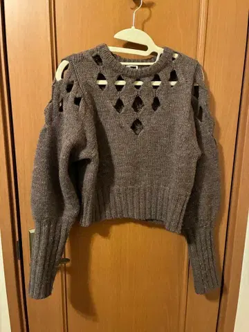 H 브라운 컷 아웃 니트