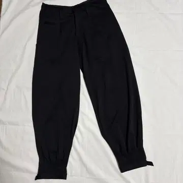 블랙 테이퍼드 디자인 팬츠