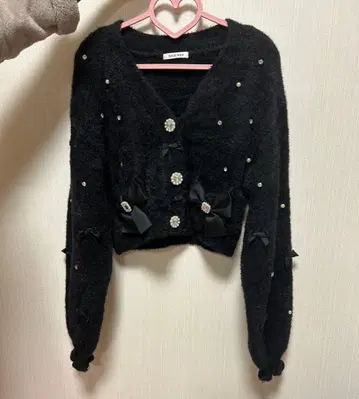 노에미 메니 리본 비쥬 복슬복슬 샤기 가디건 블랙