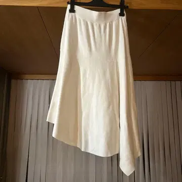 새상품급 ADOR 어도어 화이트 플레어 스커트 38 비대칭