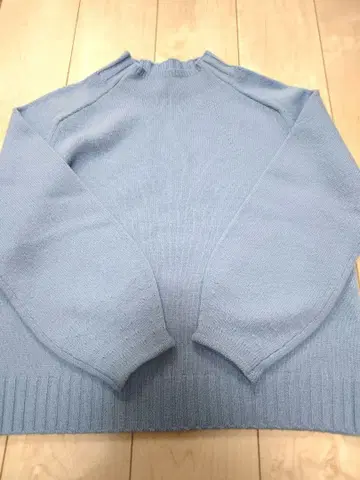 휴먼 우먼 니트 M 사이즈