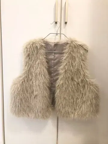 로페피크닉 베이지 인조 모피 베스트