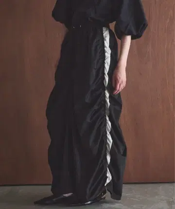 AIC. 아이시 사이드 라인 드로스트 나일론 롱 스커트 블랙