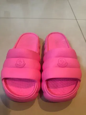 MONCLER 핑크 슬라이드 샌들 23.5