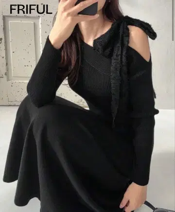 [새상품] FRIFUL 블랙 니트 원피스 오프숄더 리본 어깨