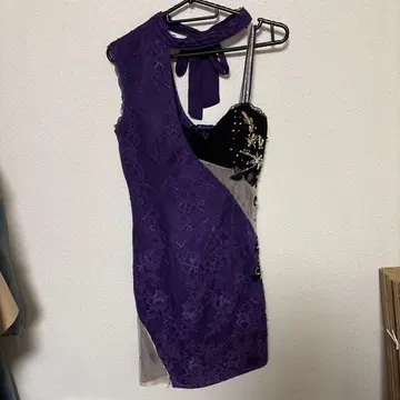 보라색 오픈 숄더 드레스 레이스 자수