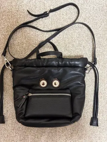 NOUER 블랙 숄더백 얼굴 디자인