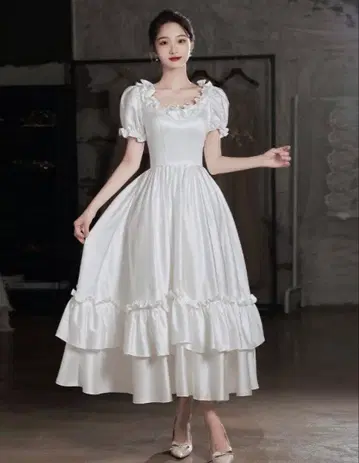 화이트 프릴 웨딩 드레스