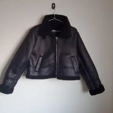 [ ZARA ] 짧은 기장 페이크 무스탕 자켓 보아 여성용 L 가죽