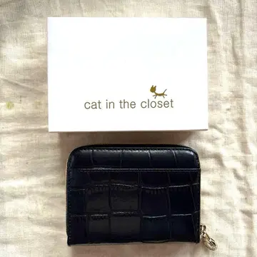 cat in the closet 악어 엠보싱 지갑 블랙